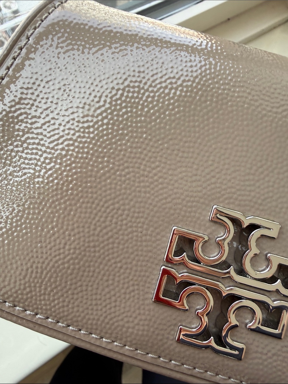 PRISTINE Tory Burch Pebbled patent Taupe Leather - Removable Crossbody Strap - Picture 9 of 12